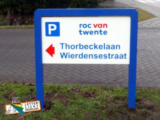 Bewegwijzering portaalbord parkeerplaats ROC